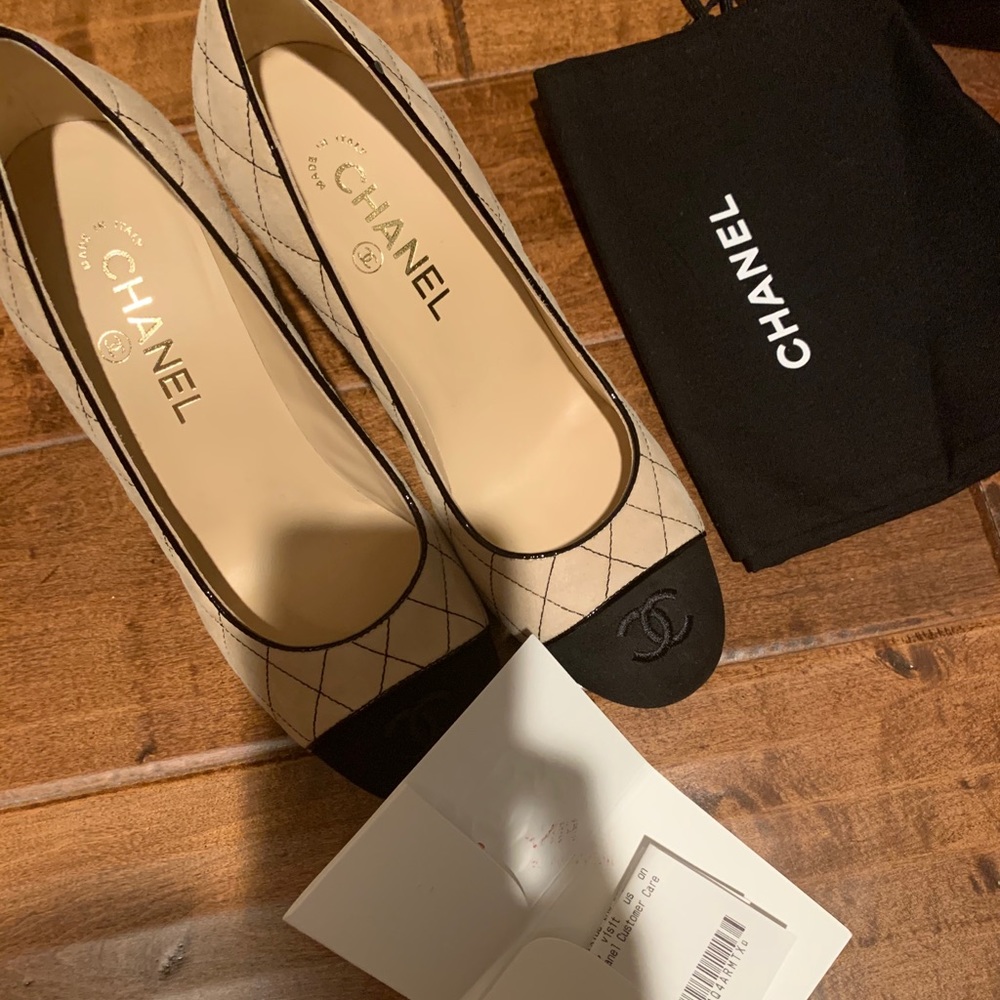 New Chanel cream and black quilted cc pump